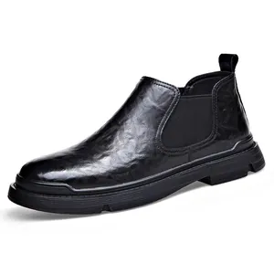 Zwarte leren Chelsea boots voor heren in retro Britse stijl met een slip-on ontwerp en profielzool