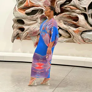 Elegante vestido largo plisado con mangas de murciélago y cuello en V estampado azul