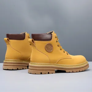 Klassieke gele leren werkschoenen voor heren met duurzame profielzolen en stijlvol.