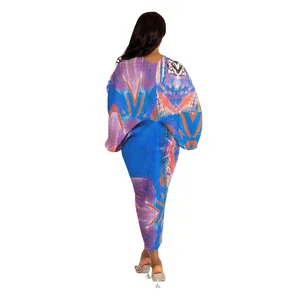 Vista trasera de un vestido largo plisado con estampado vibrante, escote en V y manga murciélago