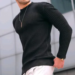 Dettaglio del maglione uomo nero a maglia con trama a piccoli quadretti in rilievo