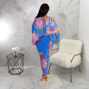 Vista trasera de un vestido plisado colorido con cuello en V y elegantes mangas murciélago
