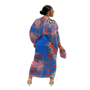 Vista trasera de vestido largo plisado con estampado abstracto y mangas de murciélago