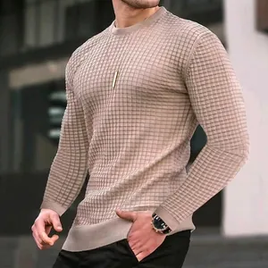 Dettaglio del maglione beige da uomo in maglia a nido d'ape con piccoli quadri