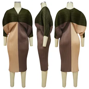 Vista de tres ángulos de un vestido midi plisado con cuello en V y manga murciélago.
