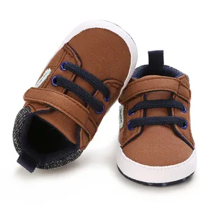 Vista detallada de zapatos de caminante para bebé marrones con suela blanda y azul