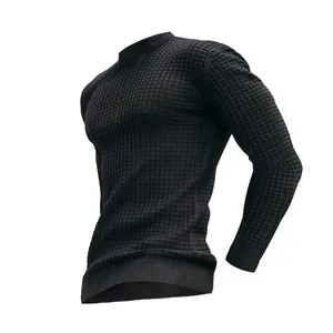 Dettaglio della trama a nido d'ape nera sulla maglia da uomo a maniche lunghe e girocollo.