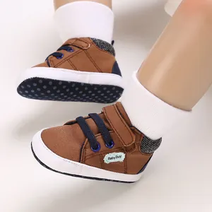 Vista detallada de zapatos marrones para bebé con suelas suaves y antideslizantes.
