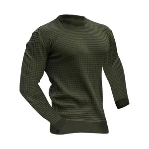 Dettaglio della maglia a girocollo a maniche lunghe in maglia a nido d'ape verde oliva
