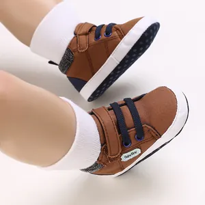 Detalle de zapatos para bebé de suela blanda en color marrón para niños de 0-1 año.