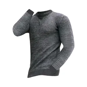 Vista ravvicinata del pullover in maglia da uomo a girocollo con trama a griglia 3D
