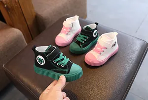 Vielfalt an hohen Canvas-Sneakern für Kleinkinder in Pink- und Grün-Tönen mit Klett.