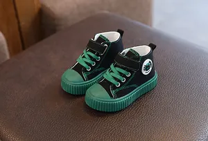 Detailansicht von hohen Canvas-Schuhen für Kleinkinder mit einer leuchtend grünen Sohle