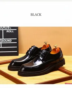 Détail de chaussures Derby pour hommes en cuir verni noir avec une semelle épaisse élégante