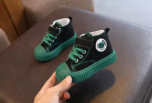 Detailansicht der schwarz-grünen High-Top-Canvas-Schuhe für Kleinkinder mit weicher Sohle.