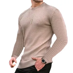 Elegante maglione da uomo in maglia waffle beige con girocollo e maniche lunghe