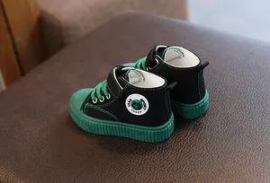 Detailansicht der schwarz-grünen hohen Kinder-Stoffschuhe mit weicher Sohle