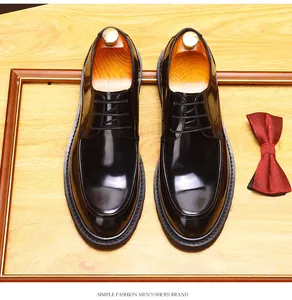 Draufsicht auf schwarze Lackleder-Derbyschuhe mit dicker Sohle für den Business-Look