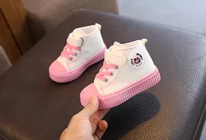 Kleinkind-Leinwandschuhe mit rosa Gummisohlen und praktischem Klettverschluss-Detail