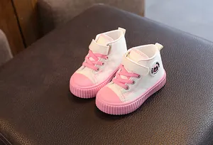 Detailansicht der rosa-weißen hohen Leinenschuhe für Kleinkinder mit Klettverschluss