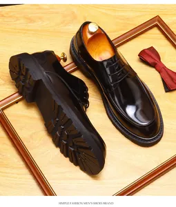 Hochglänzende schwarze Lackleder-Derbyschuhe mit dicker Profilsohle und Schuhspanner