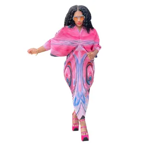 Vista detallada de vestido maxi plisado con mangas murciélago para mujer en estampado