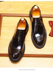 Poliert schwarze Lackleder Derby-Schuhe für Herren in einem klassischen, formellen Rahmen