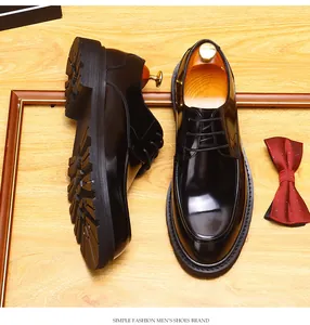 Glänzende schwarze Leder-Derbyschuhe mit dicker Profilsohle für formelle Business-Anlässe