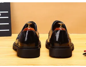 Nahaufnahme der Rückansicht polierter schwarzer Lackleder-Derbyschuhe für Herren mit dicker Sohle