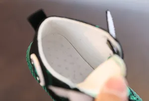 Nahaufnahme der weichen, atmungsaktiven Innensohle in grünen Kinder-Canvas-Schuhen.