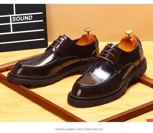 Detailansicht glänzender dunkelbrauner Derby-Schuhe aus Leder mit klassischer Schnürung
