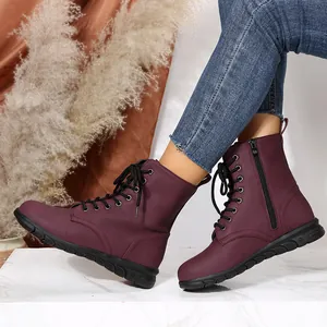 Vue détaillée des bottines Martin bordeaux avec laçage, fermeture éclair latérale et semelle épaisse.