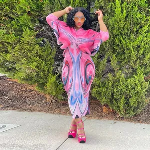 Vestido largo plisado rosa vibrante con mangas murciélago y estos motivos abstractos