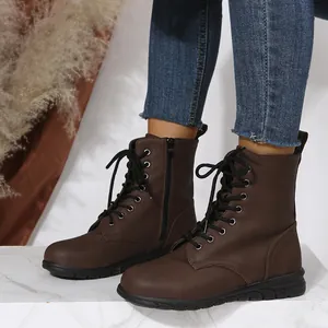 Détail de bottines Martin marron à lacets avec semelle plateforme épaisse en similicuir