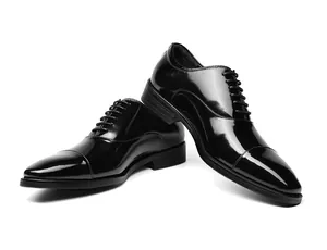 Klassieke zwart gepolijste koeienhuid lederen oxfords met een strak cap-toe design voor heren