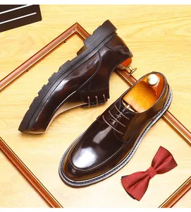 Elegante dunkelbraune Lackleder-Derbyschuhe mit Glanzfinish und einer dicken Sohle.