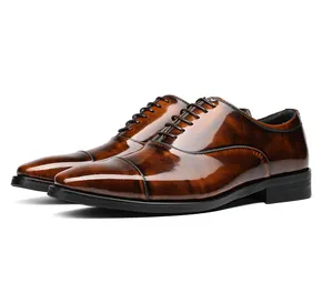 Elegante glanzende bruine lederen cap-toe Oxford schoenen voor heren, gepolijst finish.
