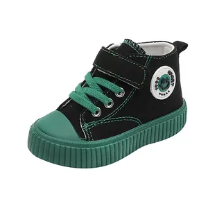 High-Top-Leinenschuhe für Kleinkinder mit weicher grüner Sohle und schwarzem Obermaterial.