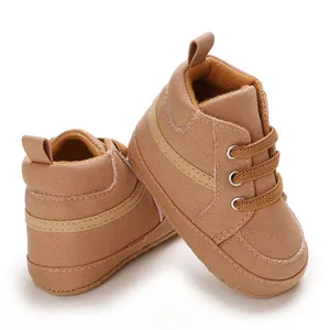 Detalle de zapatos altos marrones para bebé con suelas suaves antideslizantes para niños