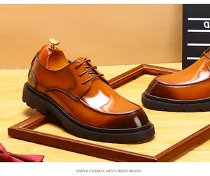 Detailansicht der glänzenden braunen Derby-Schuhe aus Lackleder mit dicker Sohle.