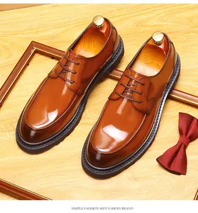 Nahaufnahme von klassischen formellen braunen glänzenden Derby-Schuhen aus Leder
