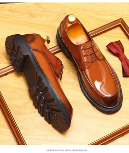 Detailansicht eleganter brauner Herren-Derbyschuhe aus Lackleder mit dicker Profilsohle