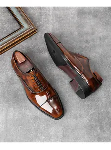 Detailweergave van gepolijste bruine lederen Oxford-schoenen met neuskap voor heren