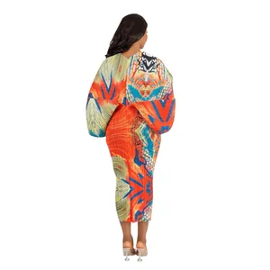 Vista trasera de vestido maxi plisado con estampado abstracto vibrante y mangas murciélago