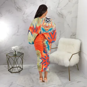 Vista trasera de un vestido largo con estampado abstracto vibrante y mangas murciélago