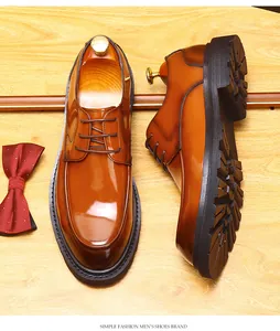 Detailansicht von glänzenden braunen Lackleder-Derby-Schuhen mit dicken Sohlen.