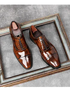 Detailweergave van elegante bruine oxford-schoenen van gepolijst leer met neuskap