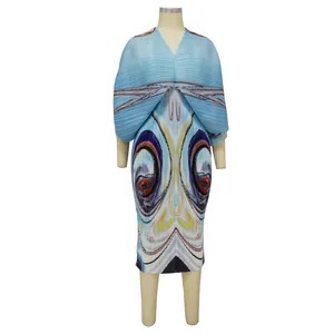 Detalle de un vestido plisado para mujer con estampado abstracto y cuello en V.