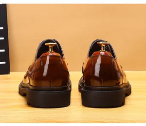 Rückansicht brauner glänzender Leder-Derby-Schuhe mit dicker Sohle und Schuhspannern.