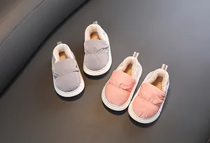 Detailansicht grauer und rosa wasserdichter Kinderwinterschuhe mit Plüschfutter
